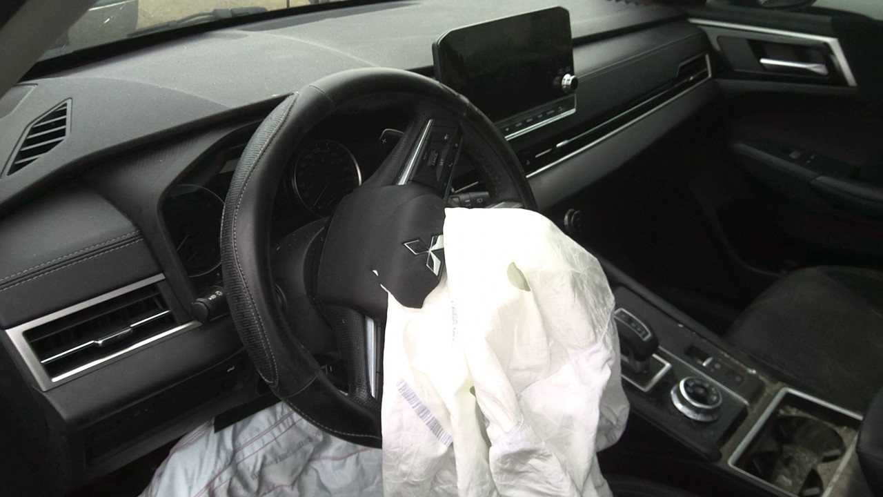 https://f005.backblazeb2.com/file/img-partshotlines-com/Inventory/EC801/Vehicle/218931_09.jpg