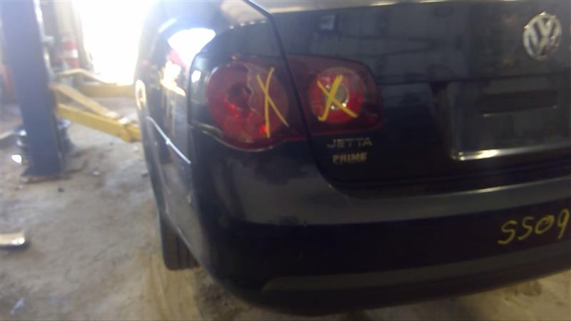https://f005.backblazeb2.com/file/img-partshotlines-com/Inventory/EC885/Vehicle/20429_10.jpg