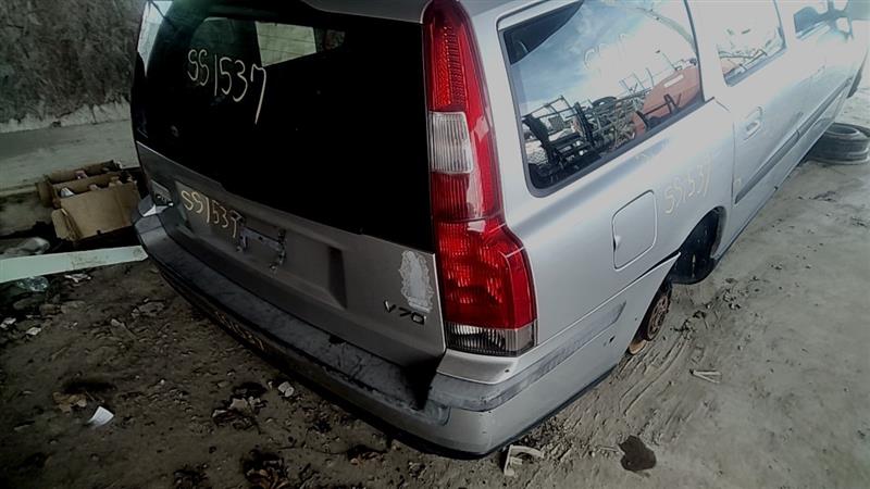 https://f005.backblazeb2.com/file/img-partshotlines-com/Inventory/EC885/Vehicle/21208_10.jpg