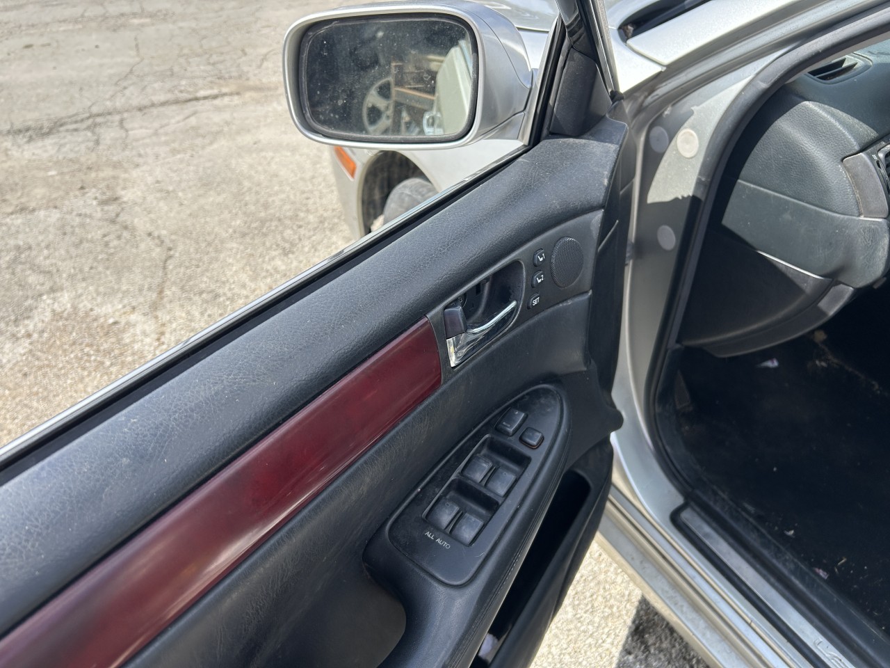 https://f005.backblazeb2.com/file/img-partshotlines-com/Inventory/EX304/Vehicle/29257_11.jpg