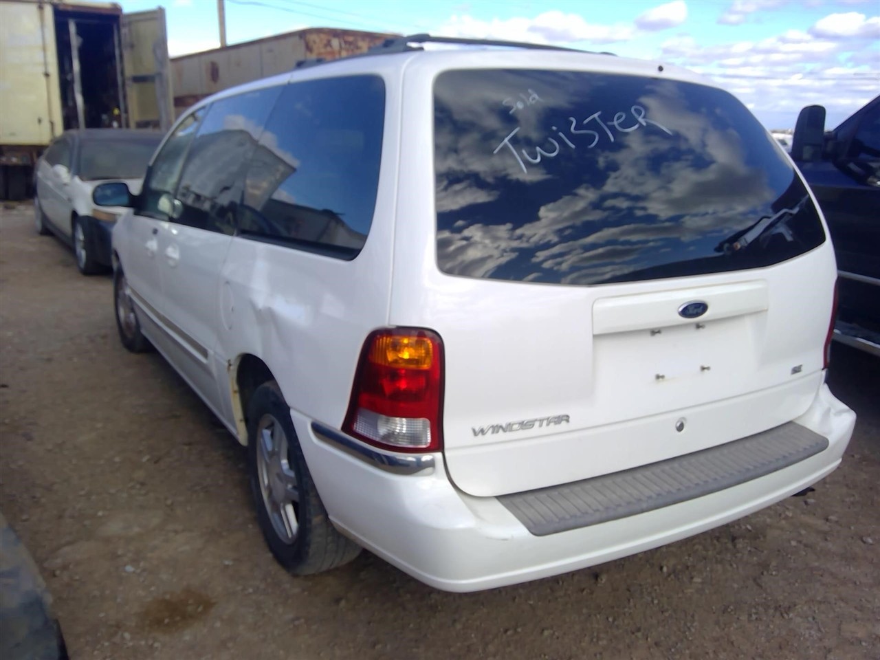https://f005.backblazeb2.com/file/img-partshotlines-com/Inventory/EX366/Vehicle/11162_08.jpg