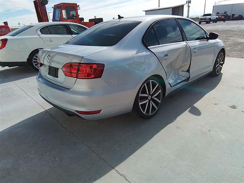 Vehicle/229444_03.jpg