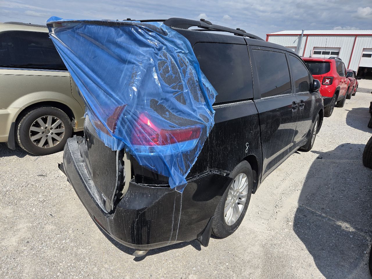 https://f005.backblazeb2.com/file/img-partshotlines-com/Inventory/EX441/Vehicle/247948_04.jpg