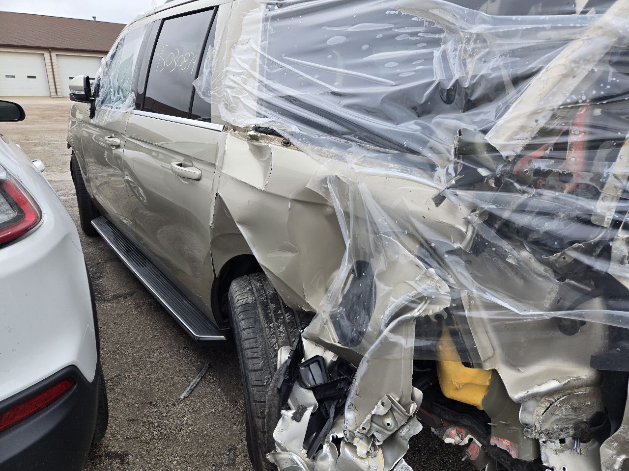Vehicle/250689_04.jpg