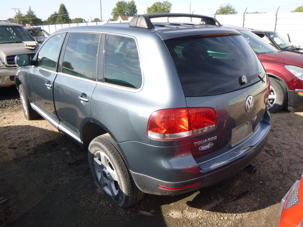 https://f005.backblazeb2.com/file/img-partshotlines-com/Inventory/EX465/Vehicle/57886_10.jpg