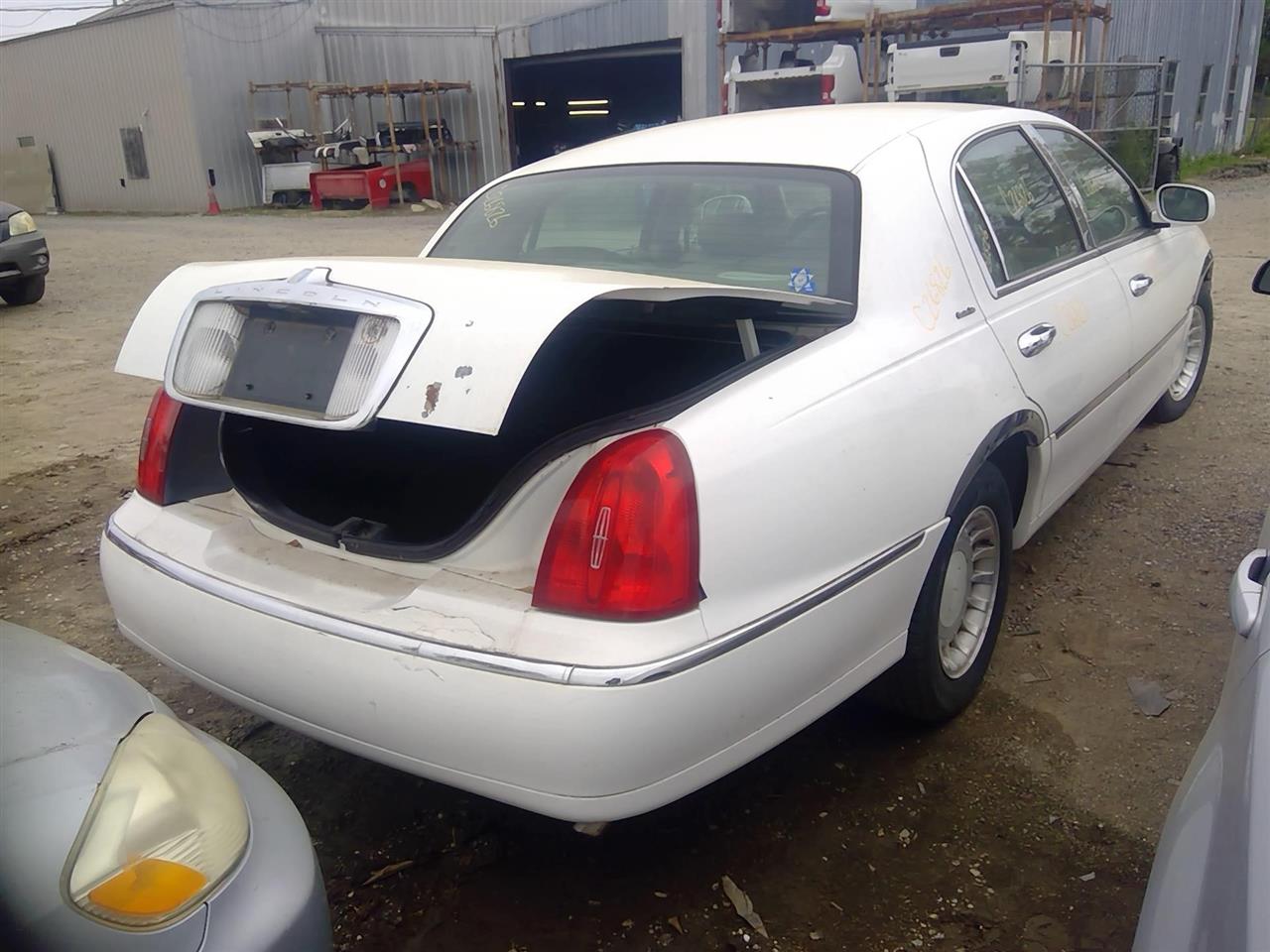 https://f005.backblazeb2.com/file/img-partshotlines-com/Inventory/EX641/Vehicle/23829_12.jpg