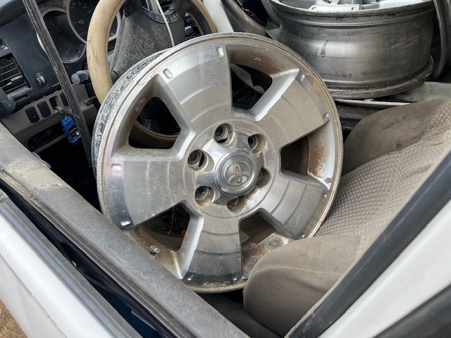 https://f005.backblazeb2.com/file/img-partshotlines-com/Inventory/EX941/Vehicle/6515_09.jpg