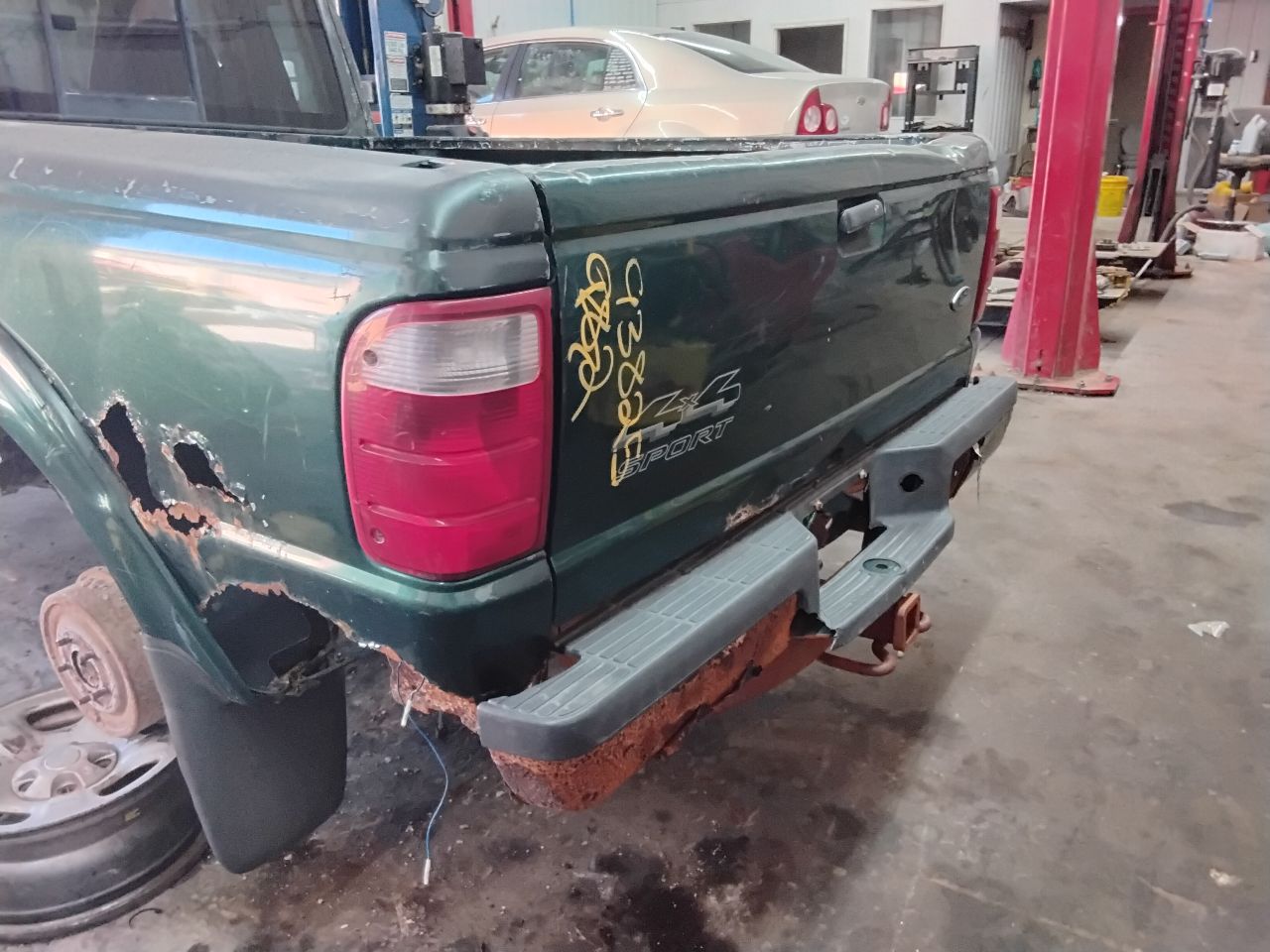 https://f005.backblazeb2.com/file/img-partshotlines-com/Inventory/MA472/Vehicle/28094_10.jpg