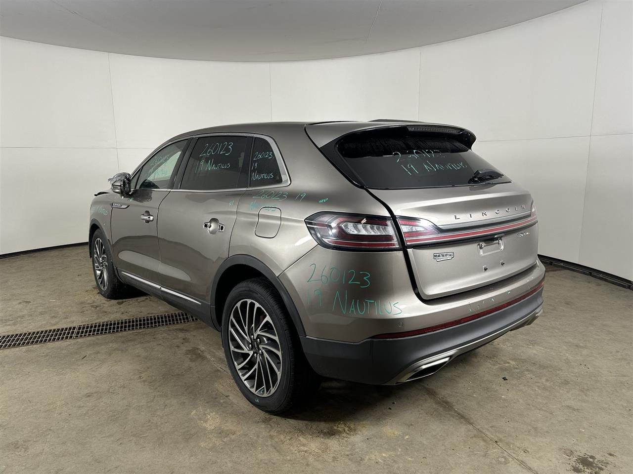 Vehicle/107936_03.jpg