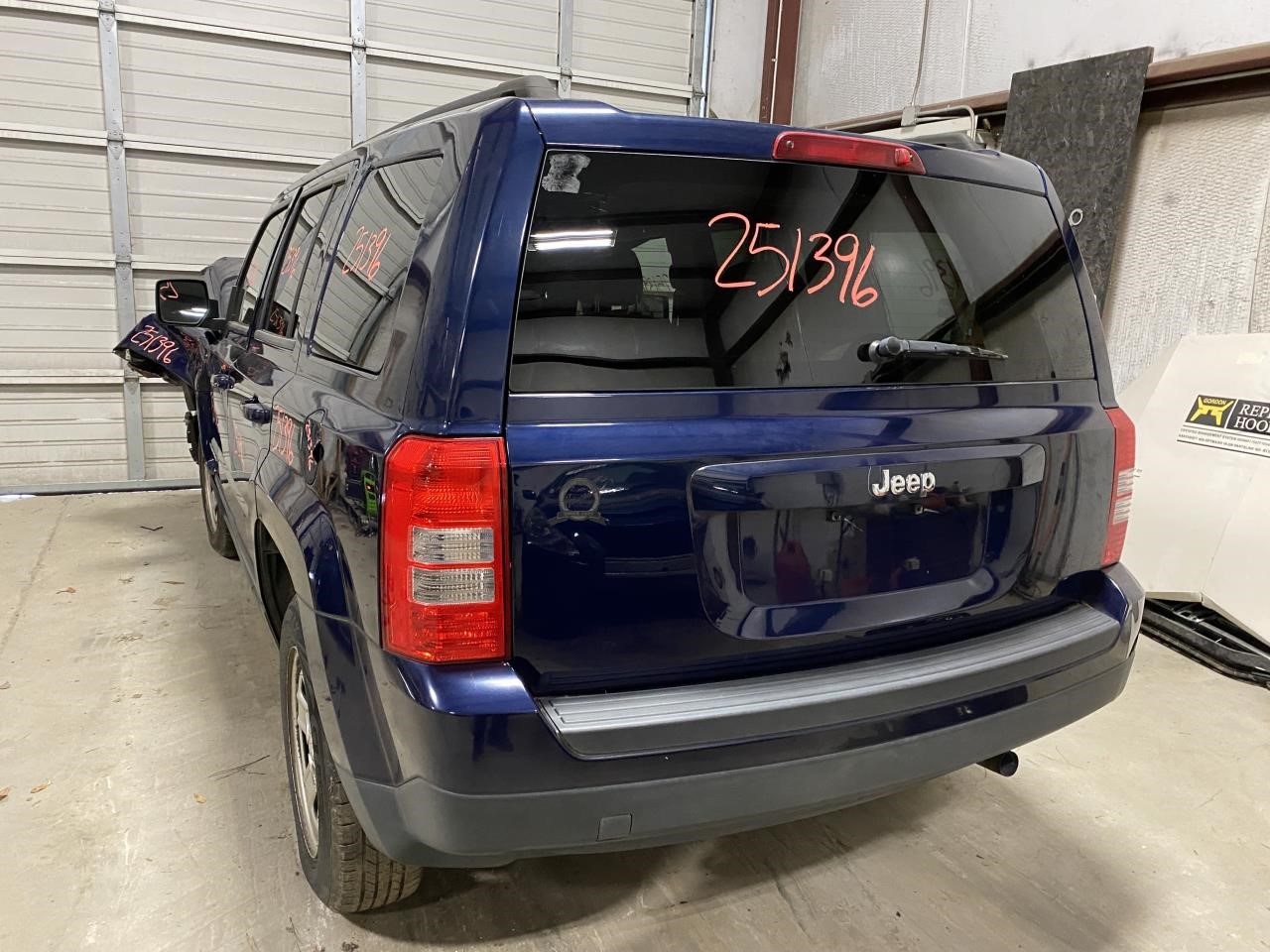 Vehicle/127497_02.jpg