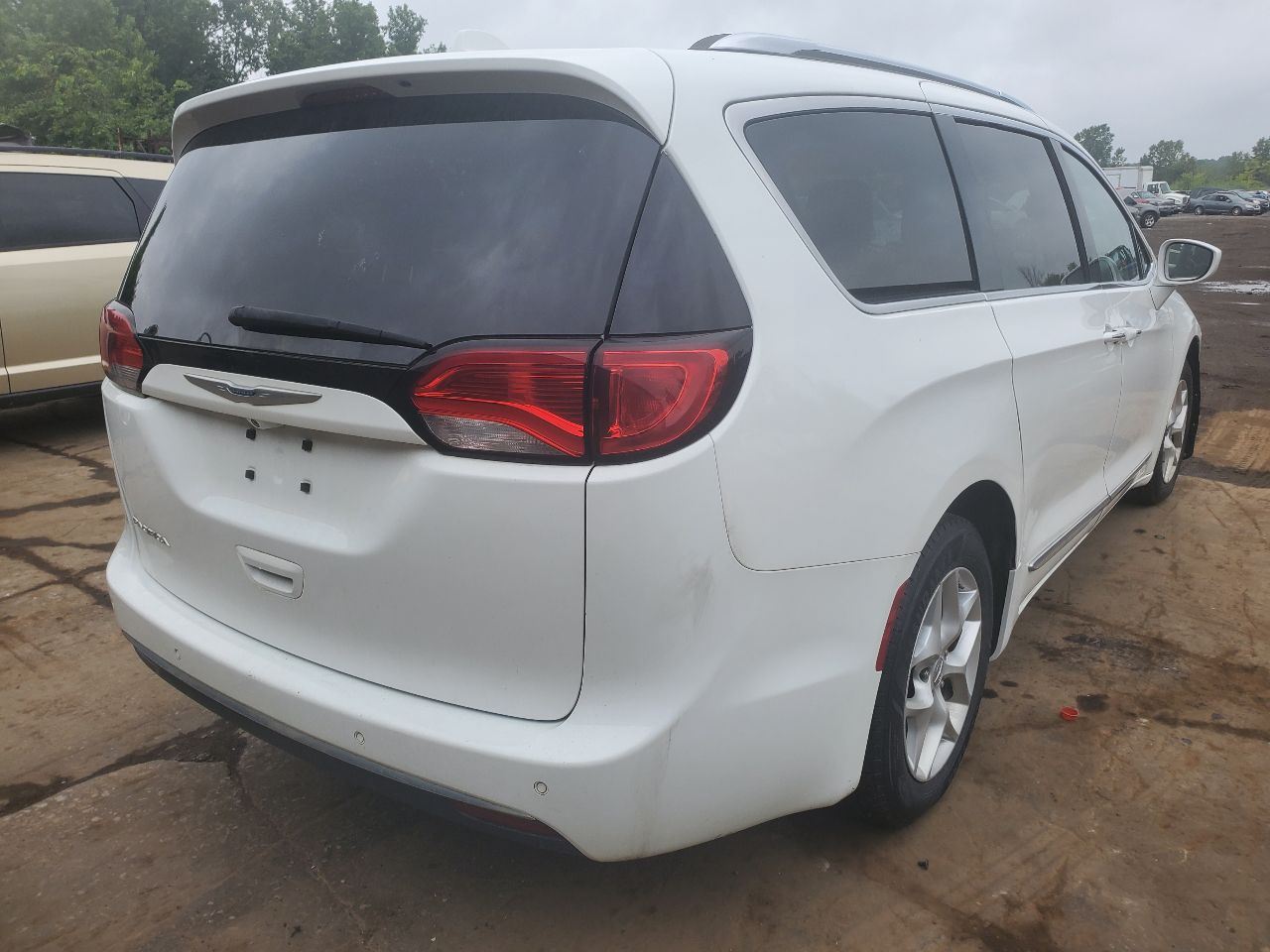https://f005.backblazeb2.com/file/img-partshotlines-com/Inventory/MA726/Vehicle/40781_07.jpg