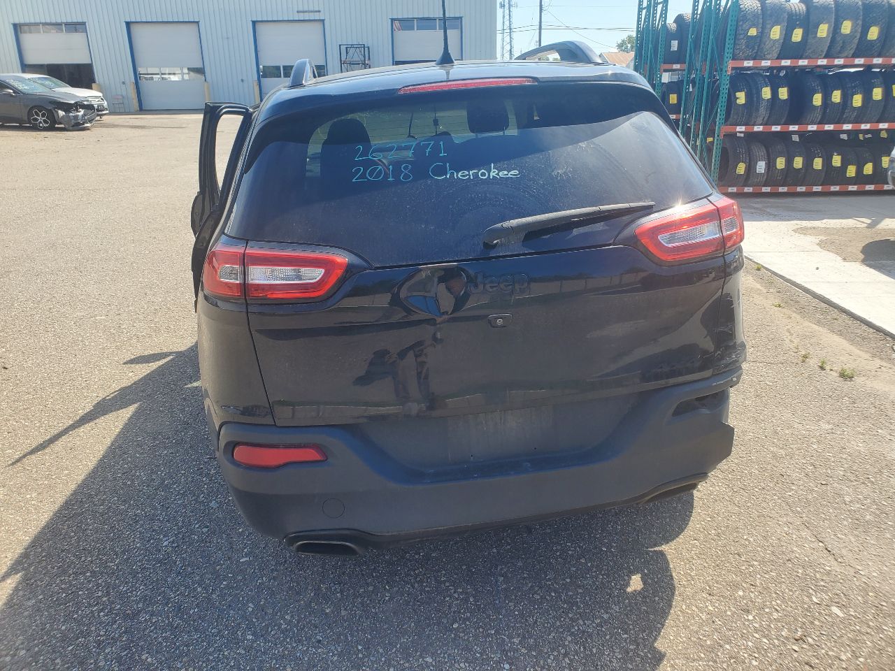 https://f005.backblazeb2.com/file/img-partshotlines-com/Inventory/MA726/Vehicle/42599_06.jpg