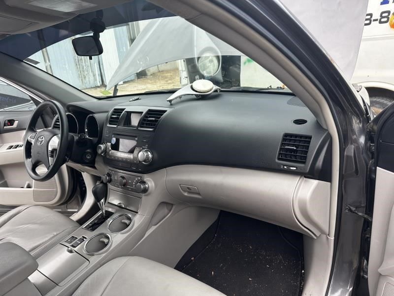https://f005.backblazeb2.com/file/img-partshotlines-com/Inventory/MA79/Vehicle/73964_12.jpg