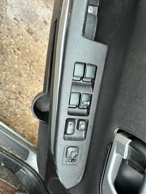 https://f005.backblazeb2.com/file/img-partshotlines-com/Inventory/NE135/Vehicle/19319_09.jpg
