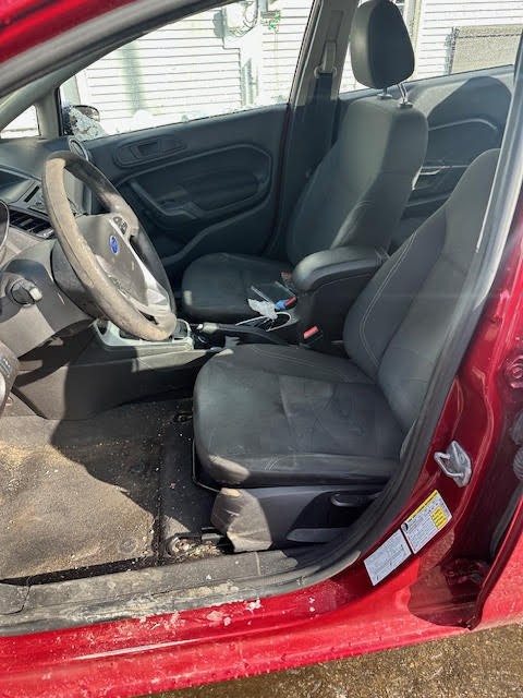 https://f005.backblazeb2.com/file/img-partshotlines-com/Inventory/NE135/Vehicle/19885_10.jpg