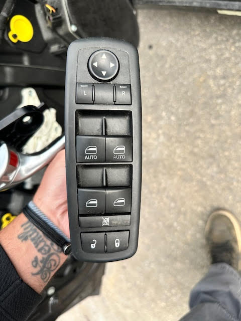 https://f005.backblazeb2.com/file/img-partshotlines-com/Inventory/NE135/Vehicle/19983_10.jpg