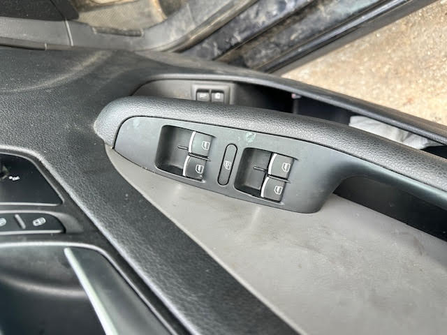 https://f005.backblazeb2.com/file/img-partshotlines-com/Inventory/NE135/Vehicle/20358_08.jpg