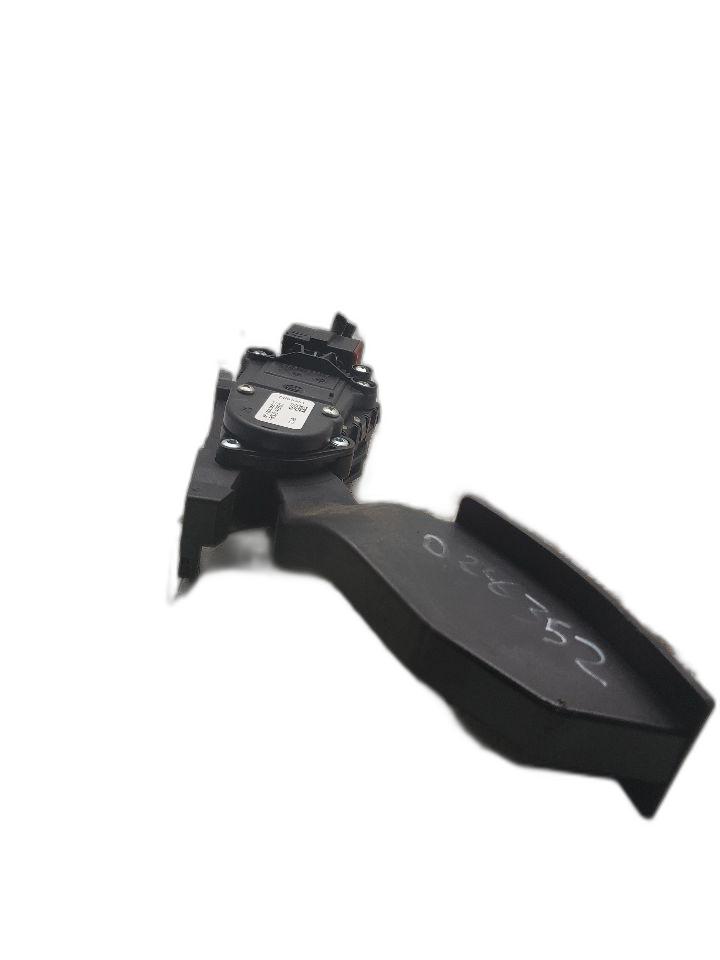 https://f005.backblazeb2.com/file/img-partshotlines-com/Inventory/NE179/Inventory/1173479_02.jpg