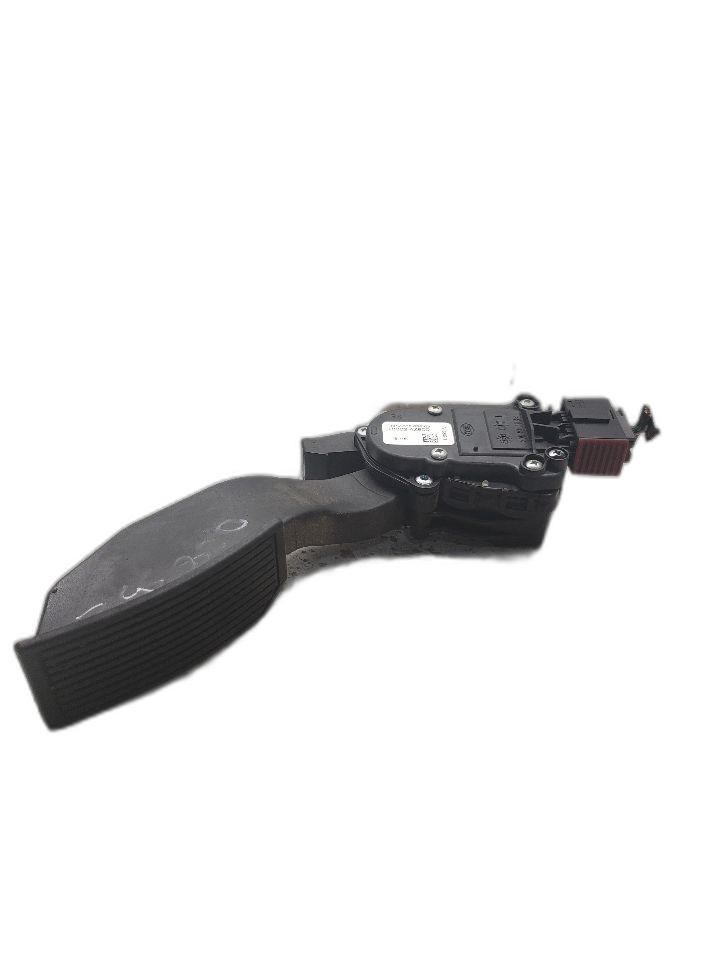 https://f005.backblazeb2.com/file/img-partshotlines-com/Inventory/NE179/Inventory/1173479_03.jpg