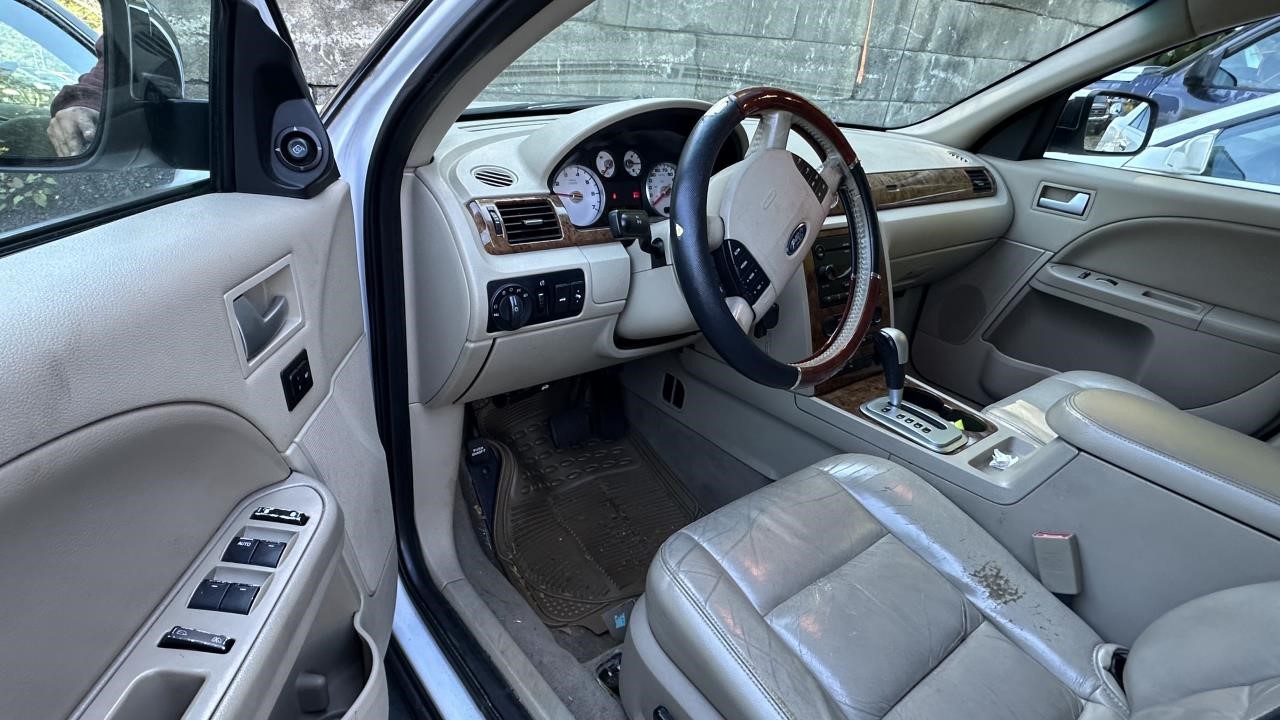 https://f005.backblazeb2.com/file/img-partshotlines-com/Inventory/NE179/Vehicle/63647_04.jpg