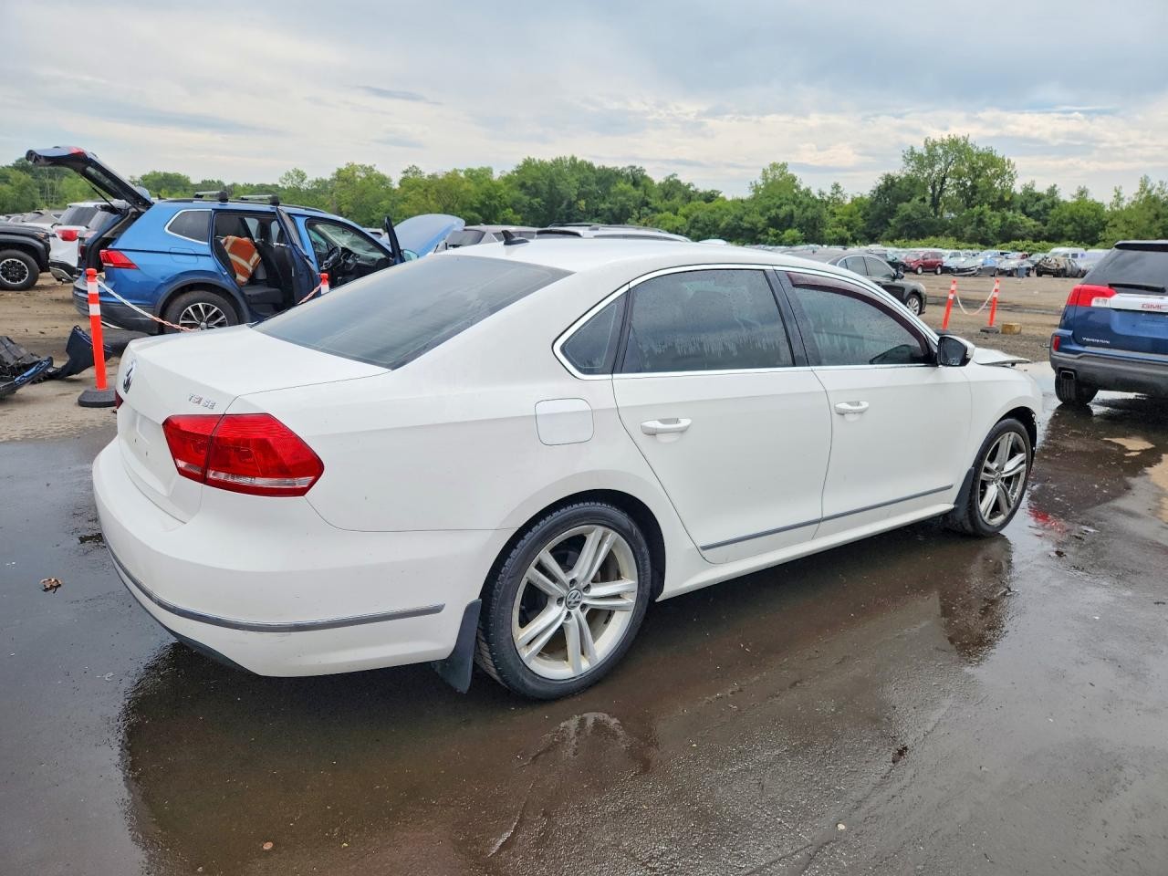 https://f005.backblazeb2.com/file/img-partshotlines-com/Inventory/NE179/Vehicle/70548_11.jpg