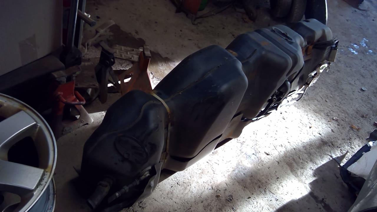 https://f005.backblazeb2.com/file/img-partshotlines-com/Inventory/NE71/Vehicle/14015_13.jpg