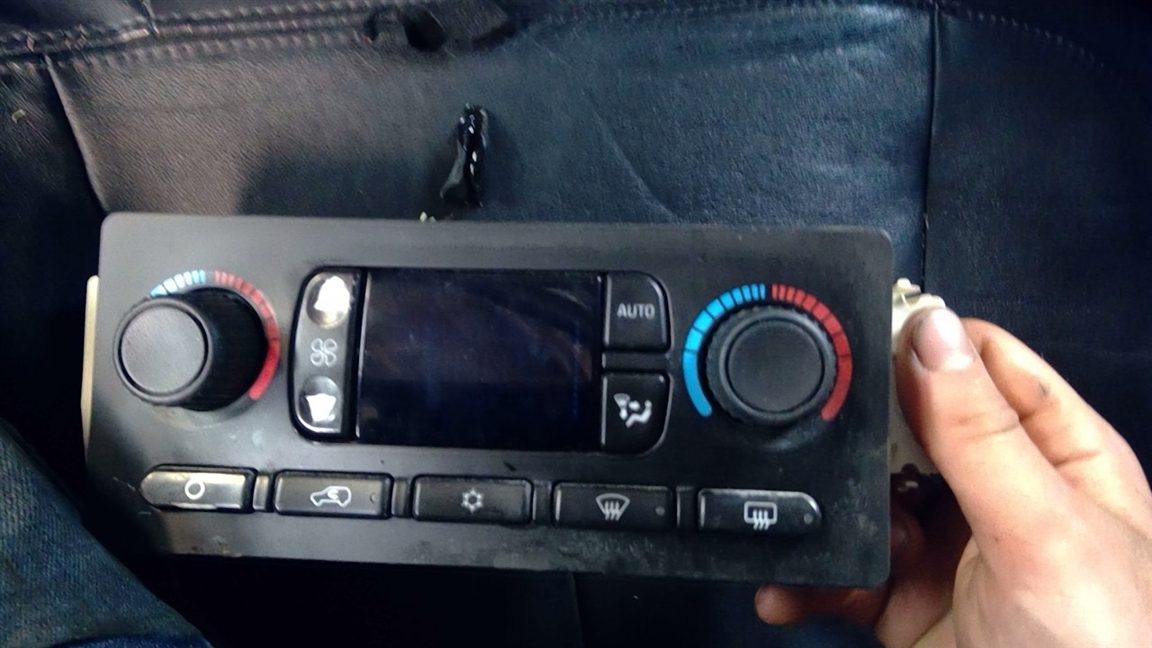 https://f005.backblazeb2.com/file/img-partshotlines-com/Inventory/NE71/Vehicle/14221_13.jpg