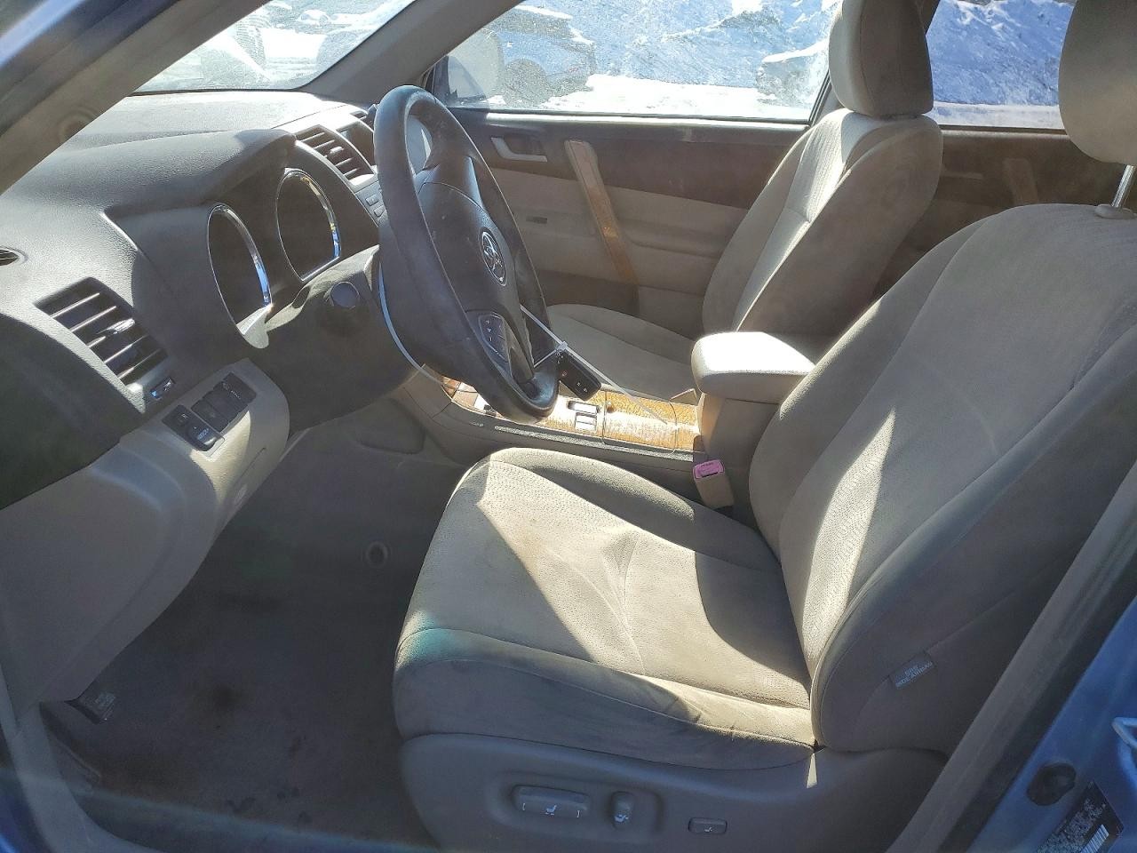https://f005.backblazeb2.com/file/img-partshotlines-com/Inventory/NE93/Vehicle/26711_07.jpg