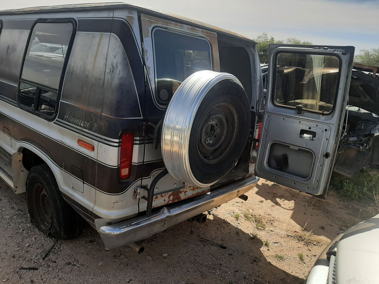 https://f005.backblazeb2.com/file/img-partshotlines-com/Inventory/SW48/Vehicle/5815_08.jpg