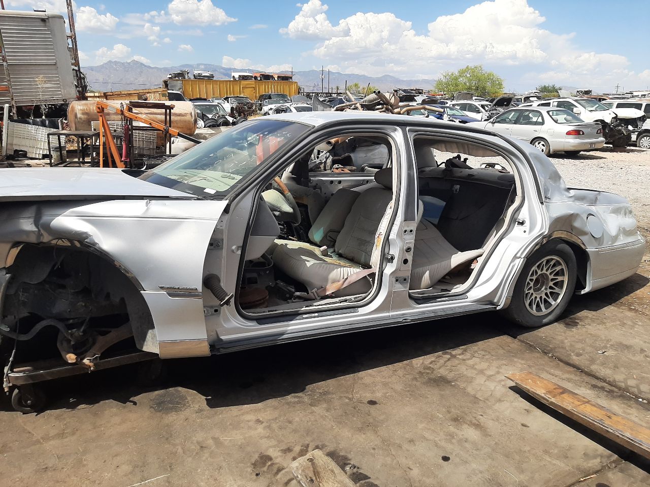 https://f005.backblazeb2.com/file/img-partshotlines-com/Inventory/SW48/Vehicle/815_09.jpg