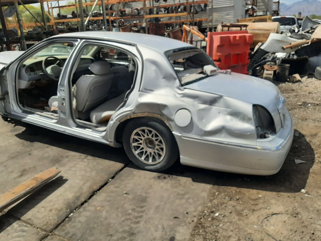 https://f005.backblazeb2.com/file/img-partshotlines-com/Inventory/SW48/Vehicle/815_10.jpg