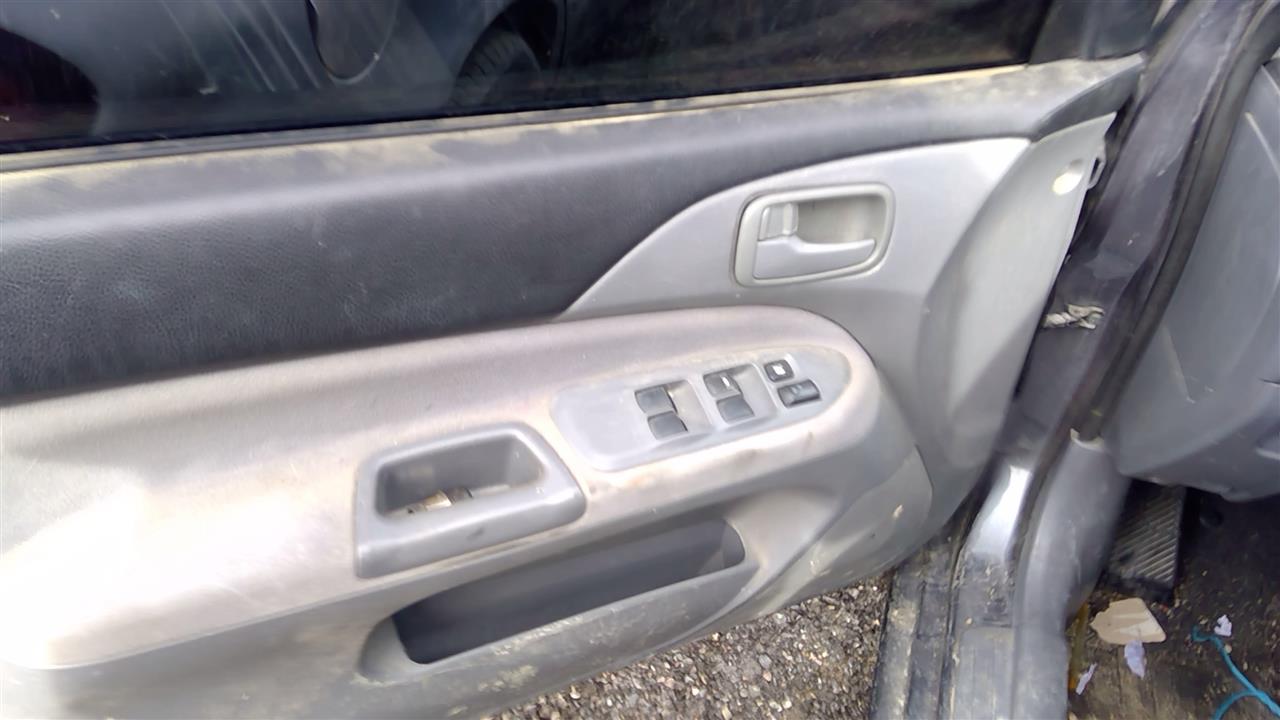 https://f005.backblazeb2.com/file/img-partshotlines-com/Inventory/SW52/Vehicle/18732_02.jpg