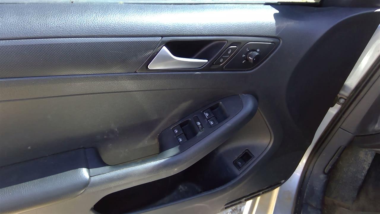 https://f005.backblazeb2.com/file/img-partshotlines-com/Inventory/SW52/Vehicle/19471_02.jpg