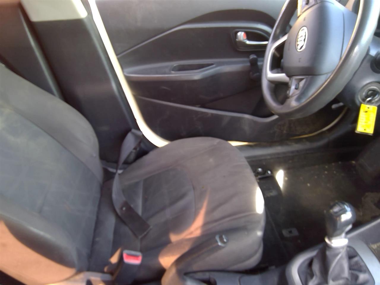 https://f005.backblazeb2.com/file/img-partshotlines-com/Inventory/SW52/Vehicle/20767_02.jpg