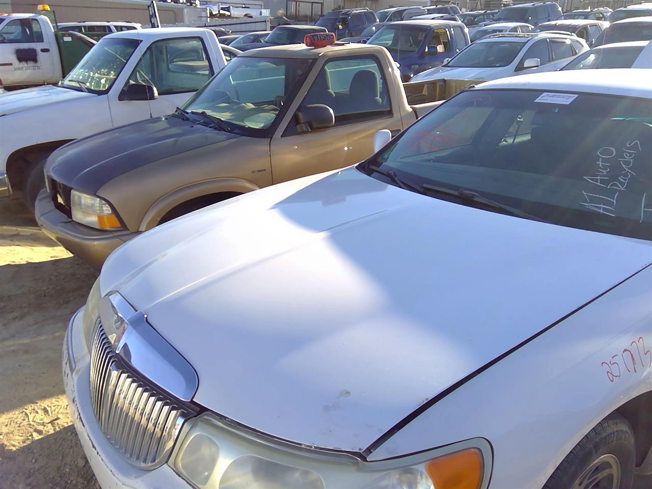 https://f005.backblazeb2.com/file/img-partshotlines-com/Inventory/SW52/Vehicle/20815_09.jpg