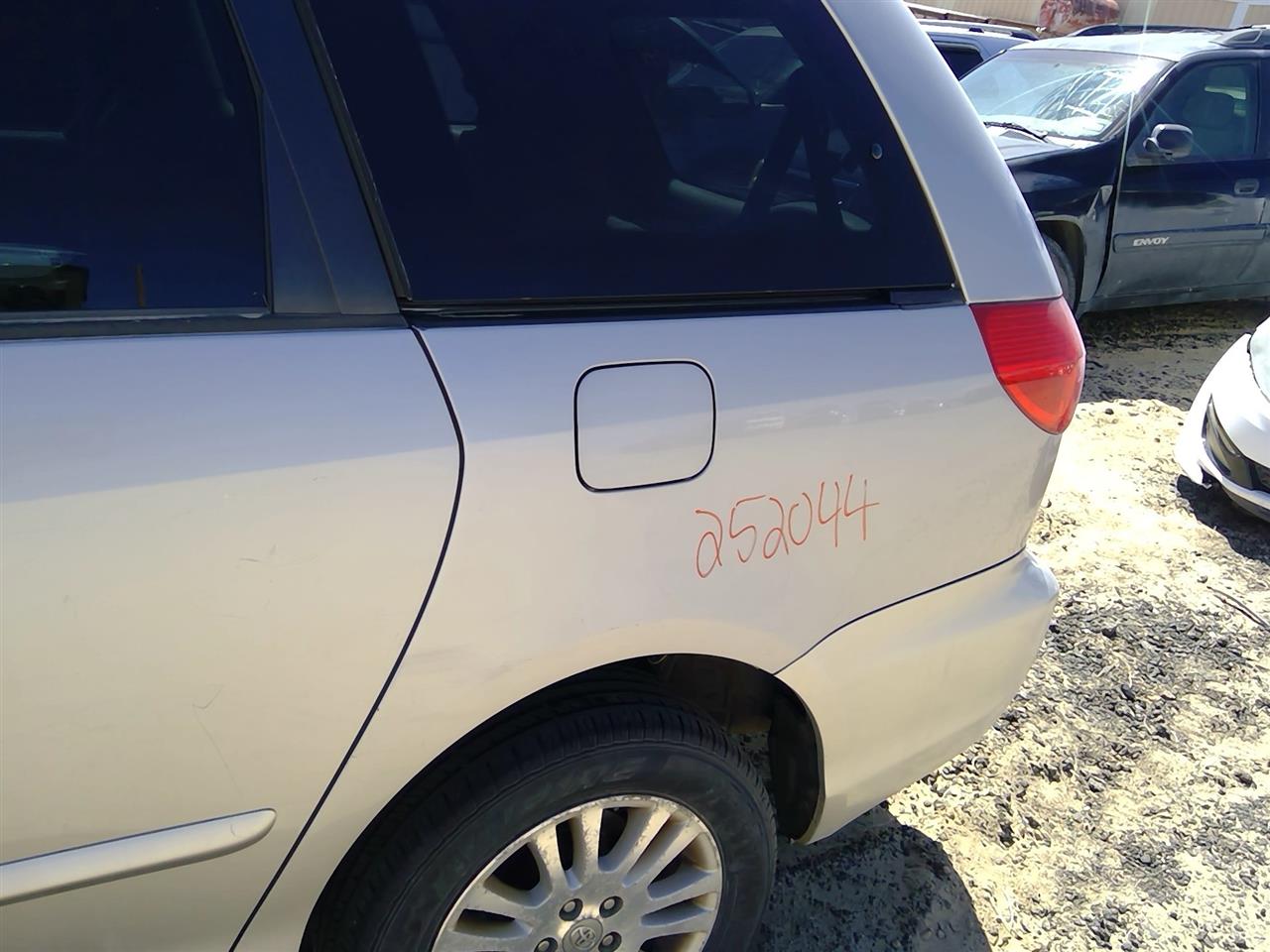 https://f005.backblazeb2.com/file/img-partshotlines-com/Inventory/SW52/Vehicle/21104_13.jpg