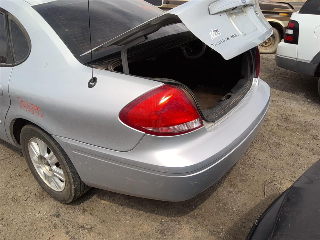 https://f005.backblazeb2.com/file/img-partshotlines-com/Inventory/SW52/Vehicle/21457_13.jpg